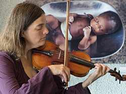 Gottesdienst in der Zwinglilirche zum Thema Flüchtlinge-Cellistin übt vor Bildern meiner Ausstellung