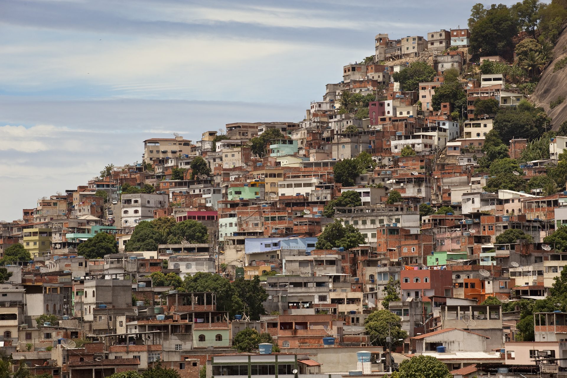 Favela Sáo Pedro: Die Häuser kleben fast am Berghang.